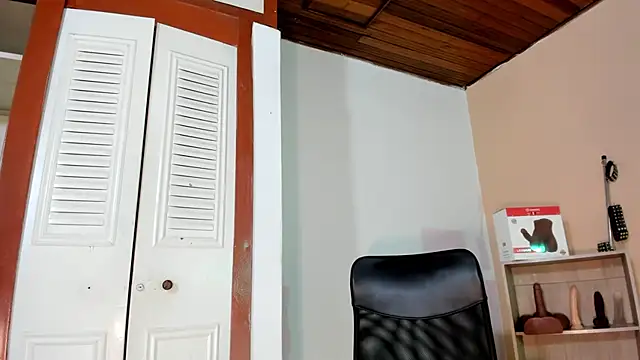 Snapshot of Violetta_0 chatting on October 21, 2025, 1:34 pm Violetta 0 online show from October 21, 2025, 1:34 pm