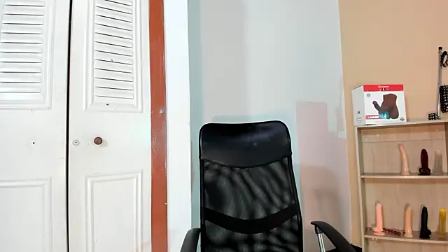 Snapshot of Violetta_0 chatting on October 28, 2025, 1:14 pm Violetta 0 online show from October 28, 2025, 1:14 pm