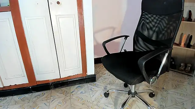 Snapshot of Violetta_0 chatting on November 4, 2025, 1:32 pm Violetta 0 online show from November 4, 2025, 1:32 pm