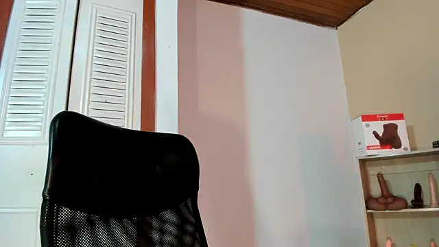 Snapshot of Violetta_0 chatting on November 5, 2025, 1:33 pm Violetta 0 online show from November 5, 2025, 1:33 pm