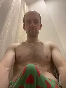 LynnAhNight online show from October 10, 2025, 3:27 am