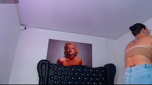 Snapshot of Taliana36 chatting on October 18, 2025, 12:06 pm Taliana36 online show from October 18, 2025, 12:06 pm