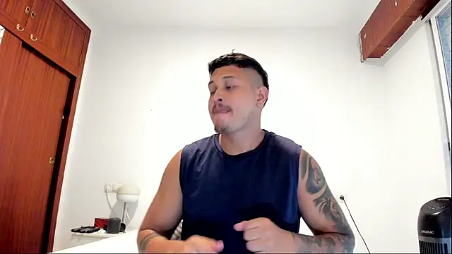 Snapshot of JohanSmith chatting on July 2, 2026, 12:11 pm JohanSmith online show from July 2, 2026, 12:11 pm