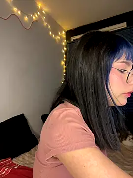 Snapshot of mavimist__ chatting on November 1, 2025, 1:40 am mavimist online show from November 1, 2025, 1:40 am