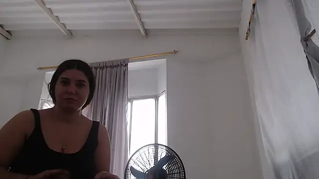 Anniferreira2 online show from October 25, 2025, 2:56 pm