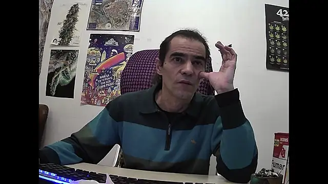 Snapshot of ReyDeBotones chatting on April 8, 2026, 9:48 pm ReyDeBotones online show from April 8, 2026, 9:48 pm