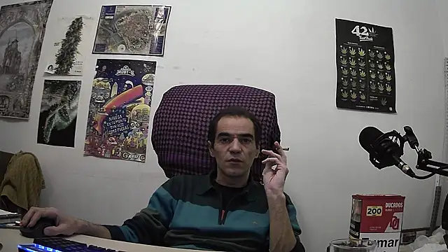 Snapshot of ReyDeBotones chatting on April 16, 2026, 9:39 pm ReyDeBotones online show from April 16, 2026, 9:39 pm
