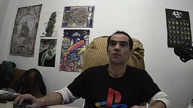 Snapshot of ReyDeBotones chatting on April 18, 2026, 7:58 pm ReyDeBotones online show from April 18, 2026, 7:58 pm