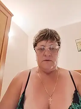 Snapshot of ElzaJewel chatting on June 23, 2026, 8:51 pm ElzaJewel online show from June 23, 2026, 8:51 pm