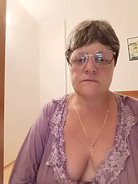 Snapshot of ElzaJewel chatting on June 24, 2026, 9:14 pm ElzaJewel online show from June 24, 2026, 9:14 pm