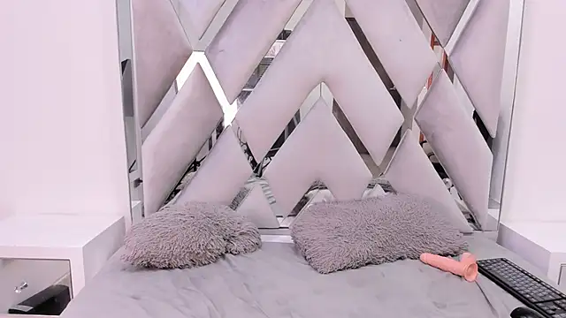 Snapshot of Your_Lady_Milf chatting on March 8, 2025, 6:16 pm Your Lady Milf online show from March 8, 2025, 6:16 pm