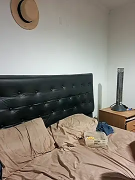 liamlara online show from September 30, 2025, 3:11 am