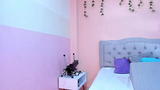 Snapshot of littletammy4u_ chatting on October 22, 2025, 12:27 pm littletammy4u online show from October 22, 2025, 12:27 pm