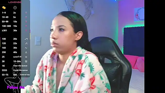 Snapshot of SallyWhitee chatting on November 23, 2025, 4:01 am SallyWhitee online show from November 23, 2025, 4:01 am