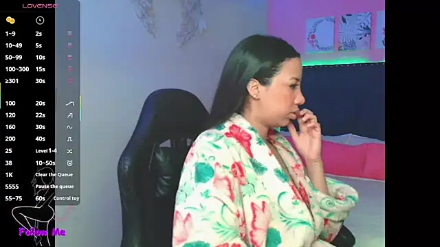 Snapshot of SallyWhitee chatting on December 4, 2025, 4:00 am SallyWhitee online show from December 4, 2025, 4:00 am