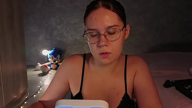 Mia Luw online show from August 6, 2026, 1:40 am