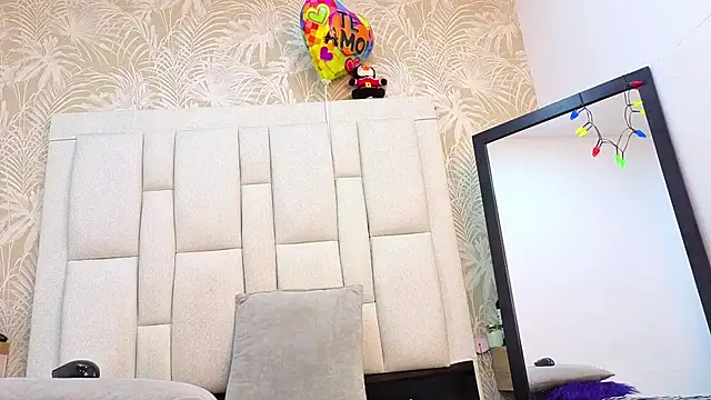 dafnnelewis online show from February 9, 2026, 11:25 am