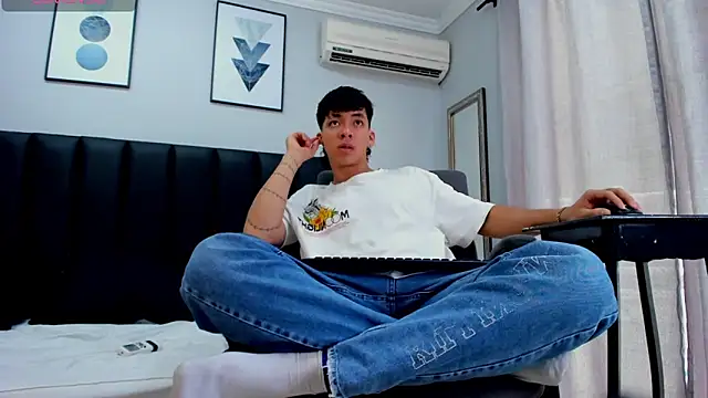 ISAAC CRYSTON online show from February 3, 2025, 6:17 pm