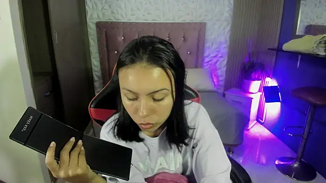 Snapshot of julieta_fn chatting on July 16, 2026, 12:55 pm julieta fn online show from July 16, 2026, 12:55 pm