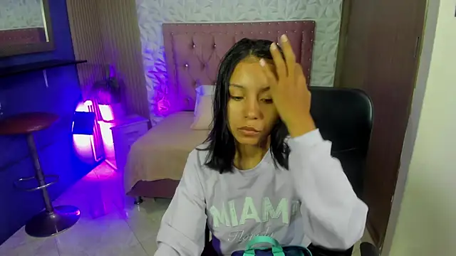 Snapshot of julieta_fn chatting on July 27, 2026, 2:02 pm julieta fn online show from July 27, 2026, 2:02 pm