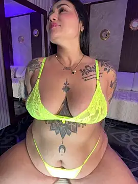 Snapshot of Madissonlove_1 chatting on May 4, 2026, 12:06 am Madissonlove 1 online show from May 4, 2026, 12:06 am