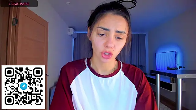 Snapshot of EmiliaZen chatting on November 3, 2025, 1:23 pm EmiliaZen online show from November 3, 2025, 1:23 pm