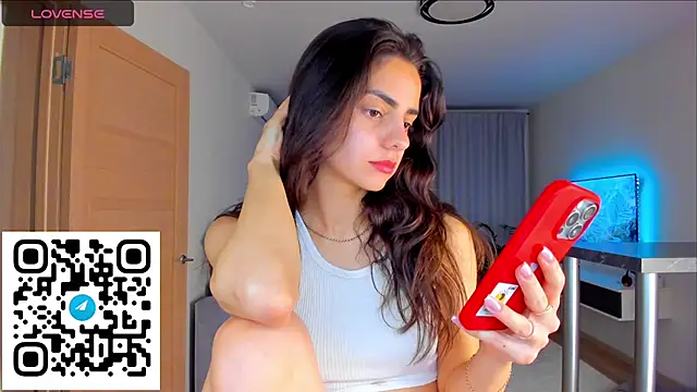 Snapshot of EmiliaZen chatting on November 11, 2025, 3:56 pm EmiliaZen online show from November 11, 2025, 3:56 pm