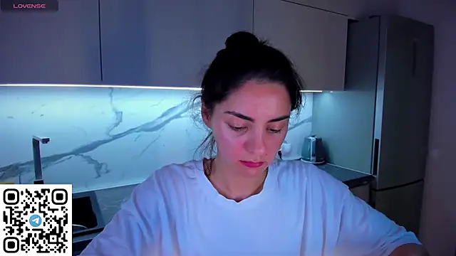 Snapshot of EmiliaZen chatting on June 18, 2026, 8:02 pm EmiliaZen online show from June 18, 2026, 8:02 pm