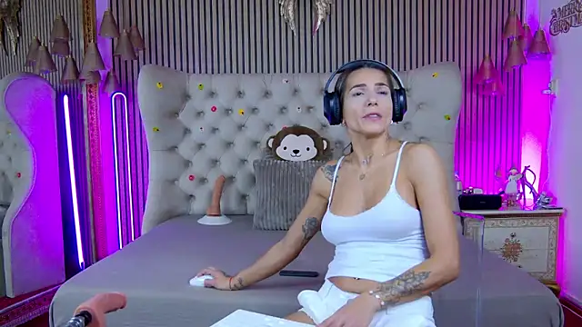 Snapshot of PlayfulShow chatting on November 8, 2025, 2:39 pm PlayfulShow online show from November 8, 2025, 2:39 pm