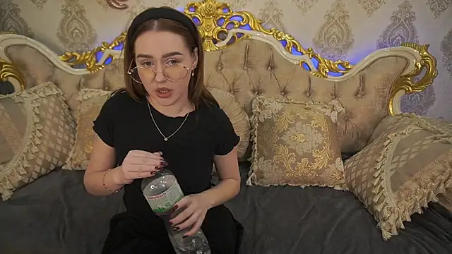 Snapshot of DivineJass chatting on March 6, 2025, 1:05 am DivineJass online show from March 6, 2025, 1:05 am