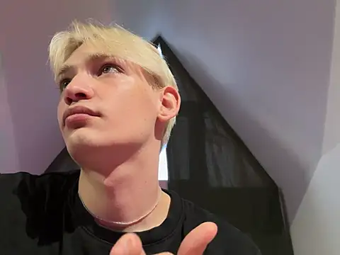 Snapshot of Julian_wins chatting on February 8, 2025, 11:01 am Julian wins online show from February 8, 2025, 11:01 am