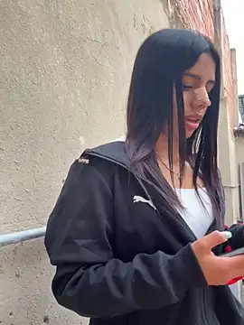 Snapshot of Laura-Khalifa chatting on February 14, 2025, 10:36 pm Laura-Khalifa online show from February 14, 2025, 10:36 pm