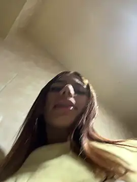 Snapshot of Laura-Khalifa chatting on February 22, 2025, 4:29 am Laura-Khalifa online show from February 22, 2025, 4:29 am