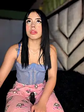 Snapshot of Laura-Khalifa chatting on May 15, 2026, 4:41 am Laura-Khalifa online show from May 15, 2026, 4:41 am
