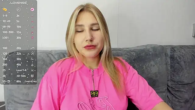 Snapshot of And1sa chatting on December 16, 2025, 12:21 pm And1sa online show from December 16, 2025, 12:21 pm