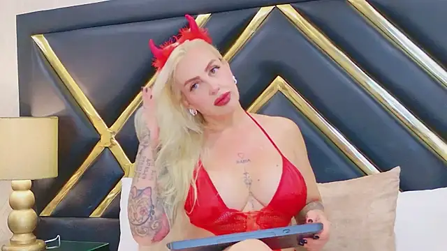 SophieWinsloow online show from April 29, 2026, 1:04 pm