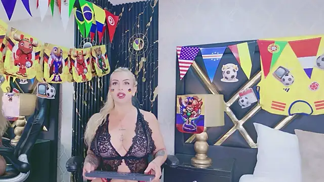 Snapshot of SophieWinsloow chatting on June 25, 2026, 12:20 pm SophieWinsloow online show from June 25, 2026, 12:20 pm