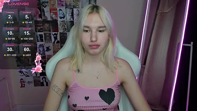 Snapshot of EvelinaLuu chatting on November 18, 2025, 1:22 am EvelinaLuu online show from November 18, 2025, 1:22 am