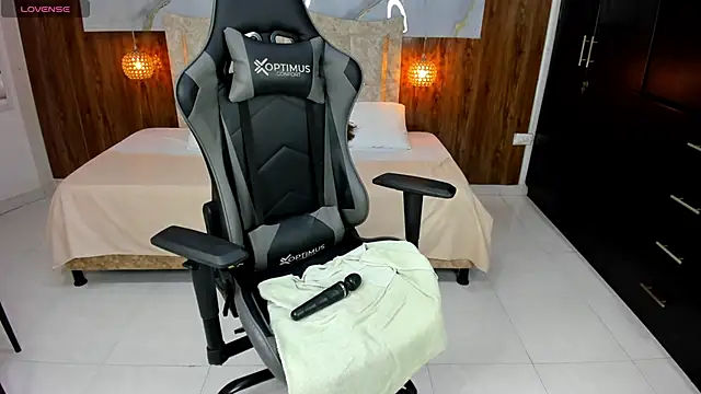 Snapshot of Holly_22 chatting on February 22, 2025, 6:19 pm Holly 22 online show from February 22, 2025, 6:19 pm