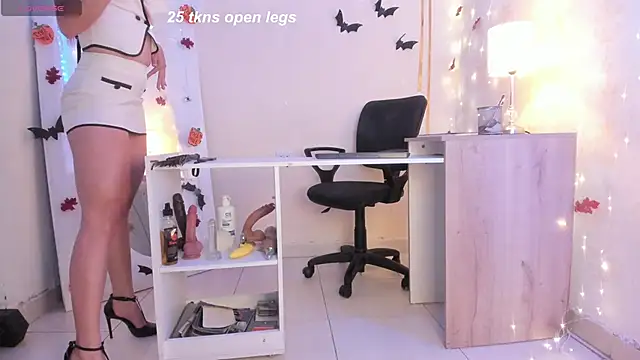 Emylyjonhs online show from October 18, 2025, 7:58 pm