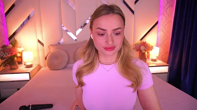 LindsieGreyy online show from May 3, 2026, 6:30 am