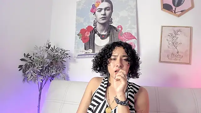 Snapshot of Dhalila_ chatting on February 28, 2025, 1:47 am Dhalila online show from February 28, 2025, 1:47 am