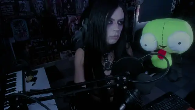 Snapshot of rotten_dreams chatting on February 19, 2025, 4:44 pm rotten dreams online show from February 19, 2025, 4:44 pm