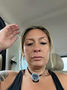 Snapshot of bossyroxy84 chatting on May 15, 2026, 6:48 pm bossyroxy84 online show from May 15, 2026, 6:48 pm