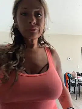 Snapshot of bossyroxy84 chatting on July 19, 2026, 3:05 pm bossyroxy84 online show from July 19, 2026, 3:05 pm