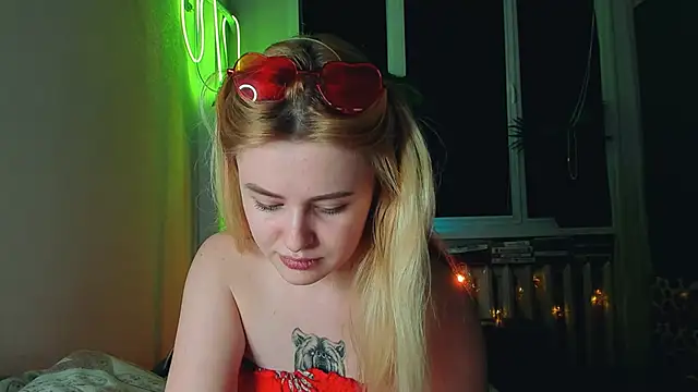 Alexa Pirs online show from March 3, 2025, 8:32 pm