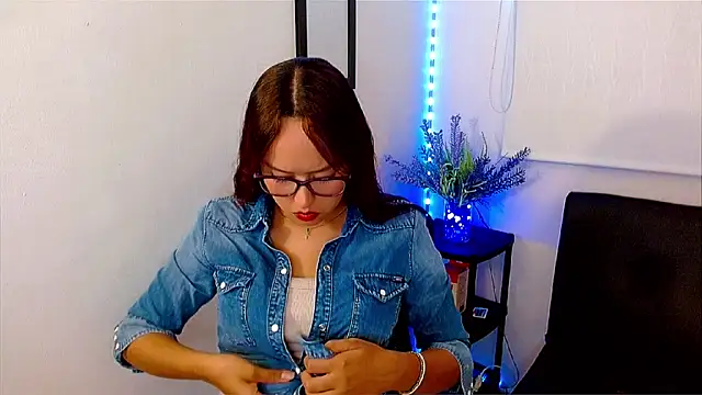 Emilybateee online show from February 20, 2025, 7:19 pm