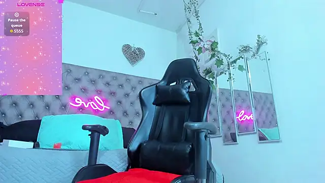 Naomii Viper online show from November 11, 2025, 11:10 am