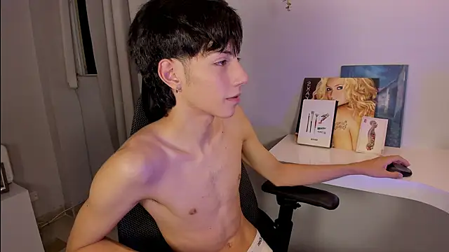 Snapshot of philipe_moonlight_ chatting on April 12, 2026, 4:39 am philipe moonlight online show from April 12, 2026, 4:39 am