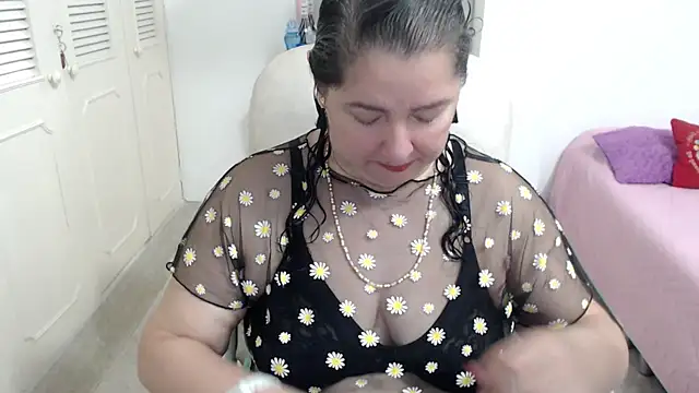 leonela 69 online show from April 24, 2026, 1:08 am